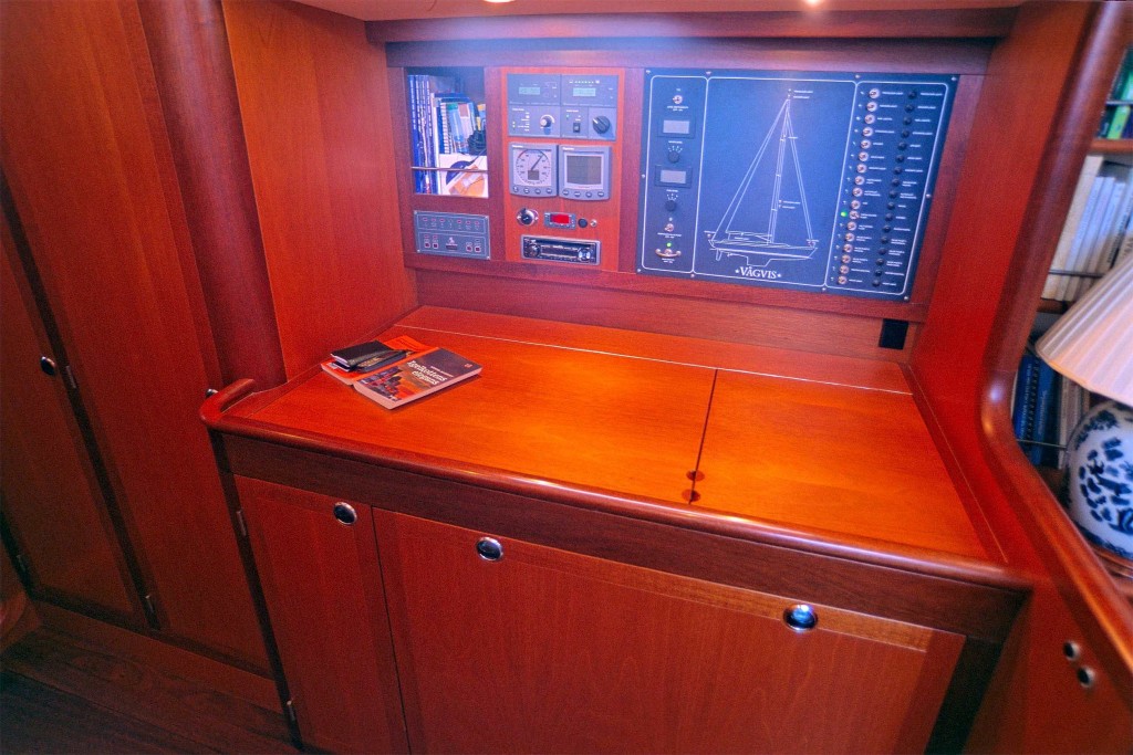 Heyman 57' Nav station, huge chart space