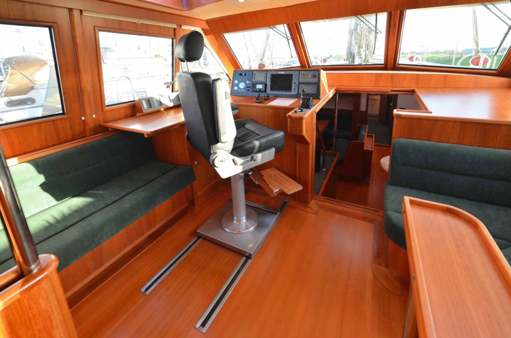 64' Pilot House with proper pilot chair